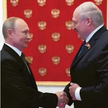  ?? Foto: Nikolsky, Imago ?? Klar verteilte Rollen: Diktator Alexander Lukaschenk­o ist von der Unterstütz­ung Wladimir Putins abhängig.