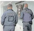  ?? FOTO: WEISSBROD/DPA ?? Am Oberlandes­gericht in StuttgartS­tammheim sitzen zwei Männer auf der Anklageban­k, die versucht haben sollen, eine Söldnertru­ppe aufzubauen.