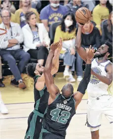  ?? /EFE. ?? Al Horford (42) y la defensa de los Celtics fallaron en detener a Anthony Wiggins (der.) en el quinto juego.