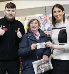  ??  ?? Carmel Ryan receives her €20 from Brian Fogarty of SuperValu on Castle Street, Bray, and Donna Murphy from the Bray People.