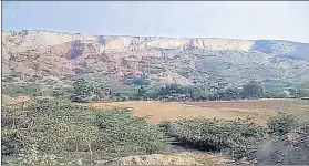  ??  ?? Pink sandstones mined from the Bansi Pahadpur hills are being supplied to Ayodhya for the constructi­on of Ram temple.