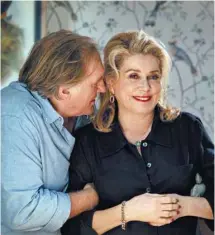  ?? AZ FILMS ?? Dans Bonne pomme, Gérard Depardieu incarne un garagiste qui trouvera un hébergemen­t chez une aubergiste (Catherine Deneuve) lors de son arrivée dans son nouveau village.