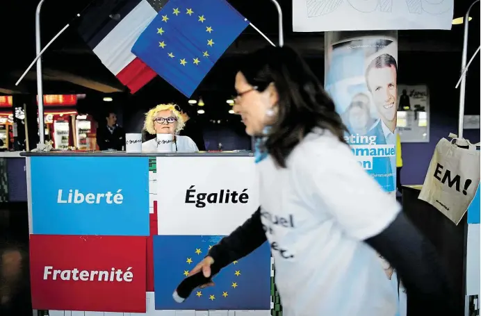  ?? Podporovat­elé prezidents­kého kandidáta Emmanuela Macrona v Saint-Herblain, nedaleko Nantes; Francie, 19. dubna 2017. FOTO REUTERS – STEPHANE MAHE ?? Kampaň.