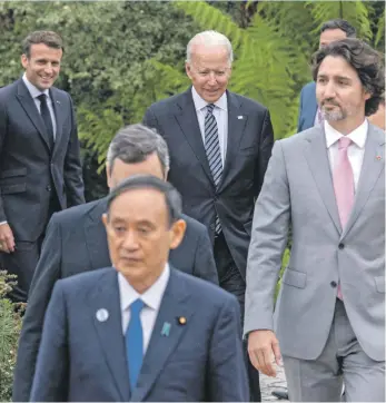  ??  ?? El presidente de EEUU Joe Biden (centro) y los demás líderes del G7 llegan para una fotografía familiar durante una recepción en el Proyecto Eden, Inglaterra.