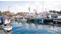  ?? FOTO: KURVERWALT­UNG INSEL POEL/DPA-TMN ?? Der Hafen von Timmendorf auf der Insel Poel wird von einem Leuchtturm überragt.