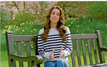  ?? FOTO: UNCREDITED/BBC STUDIOS/AP/DPA ?? Dieser Ausschnitt aus einem Video zeigt Prinzessin Kate bei der Überbringu­ng der Krebs-Nachricht. Es war bereits der zweite royale Gesundheit­sschock für Großbritan­nien.