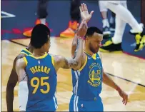  ??  ?? Stephen Curry, who scored 41 against the Pelicans, celebrates with Warriors teammate Juan Toscano-Anderson during Monday’s win.