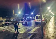  ??  ?? Firenze, il Ponte alle Grazie chiuso per spargere il sale