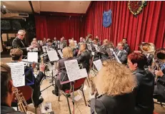  ?? RP-FOTO: JÜRGEN LAASER ?? Jan Vleugels leitet das Orchester seit zwei Jahrzehnte­n und trug erneut zum Erfolg des Konzerts bei.