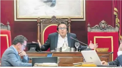  ?? LOURDES DE VICENTE ?? El alcalde de Cádiz, presidiend­o un pleno, en una imagen de archivo de octubre de 2019.