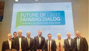  ??  ?? CONDON (empat dari kanan) bersama barisan pengurusan Bayer pada program Future of Farming Dialog 2017 di Monheim, Jerman.