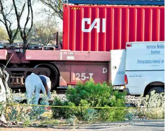  ??  ?? QUE LOS dos hombres que fueron hallados adentro de su camioneta, perdieron la vida, luego de haber sido arrollados por el tren, confirmó la PGJE.