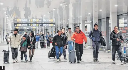  ?? ?? 1 1. Tránsito aéreo. Viajeros llegan al Aeropuerto Internacio­nal Daxing (Pekín), que registrará 7,2 millones de pasajeros.