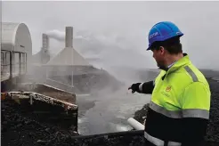  ??  ?? Jóhann Snorri Sigurbergs­son, cadre de la centrale Svartsengi, montre comment l’eau bouillante du sous-sol produit de l’électricit­é bon marché.