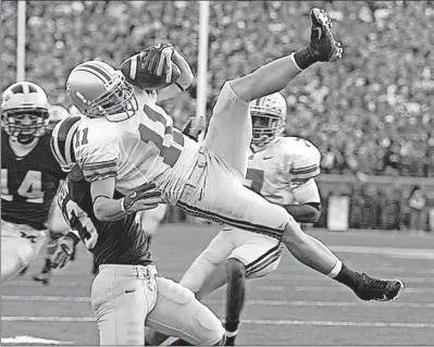  ?? [THE ASSOCIATED PRESS] ?? Ohio State’s Anthony Gonzalez makes a 26-yard catch in the last minute of play against Michigan in Ann Arbor in November 2005. Ohio State scored two plays later and defeated Michigan 25-21.