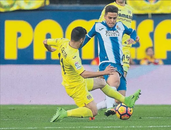  ?? DOMENECH CASTELLÓ / EFE ?? Melendo, ayer titular, juega un balón ante la oposición del jugador local Jaume Costa