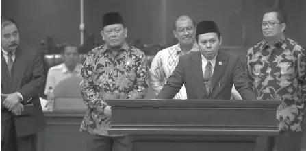  ?? FEDRIK TARIGAN/JAWA POS ?? KETUA BARU: La Nyalla Mahmud Mattalitti (dua dari kiri) terpilih sebagai ketua Dewan Perwakilan Daerah periode 2019–2024 melalui voting tadi malam.