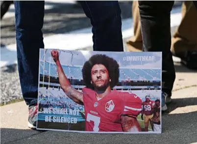  ?? (BILGIN S. SASMAZ/ANADOLU AGENCY/GETTY IMAGES) ?? Manifestat­ion de soutien à Colin Kaepernick le 10 septembre à Chicago. Ses partisans fustigent sa mise à l’écart par la Ligue nationale de football américain après son geste jugé irrévérenc­ieux à l’égard de l’hymne national lors d’une rencontre sportive.