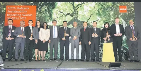  ??  ?? Deputy Finance Minister Datuk Othman Aziz (sixth right) poses for a photo with winners of the ‘2016 ACCA Malaysia Sustainabi­lity Reporting Awards (MaSRA)’ yesterday. Also present is Lukman (fifth right). — Bernama photo