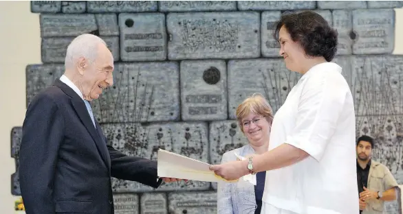  ?? ISRAELI GOVERNMENT PRESS OFFICE/ANADOLU AGENCY/GETTY IMAGES ?? Vivian Bercovici meets with then-Israeli president Shimon Peres in 2014 in her former role as Canada’s ambassador to Israel. Her appointmen­t was terminated in April 2016.