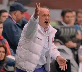  ??  ?? Delio Rossi, 58 anni, sulla panchina del Foggia (1995-96) e con la Fiorentina nel 2011