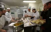  ??  ?? En cuisine, les élèves de seconde Bac pro cuisine s’affairent sous le regard attentif de leurs professeur­s et du chef de restaurati­on de Beauséjour.