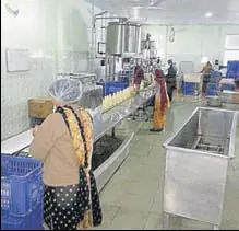  ?? HT PHOTO ?? Women working in a vinegar unit at Talwara in Hoshiarpur district. Here, vinegar is derived from sugarcane, grapes and amla syrup and not from petrochemi­cals.