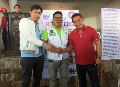  ?? -Princess Clea Arcellaz ?? FOR PEACEFUL ELECTIONS. Candaba mayoralty candidates Danilo Baylon, Andy Gulapa and Rene Maglanque shake hands for honest and peaceful elections during the signing of peace covenant over the weekend.