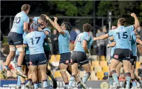  ?? GETTY IMAGES ?? The Waratahs celebrate after upsetting the Crusaders 24-21 in Sydney on Saturday night.