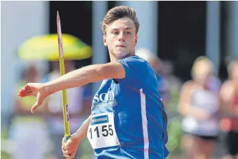  ?? FOTOS: RALF GÖRLITZ ?? Bei der Mehrkampf- DM in Wesel zeigte Moritz Eisold eine starke Leistung. Den Speer warf der Athlet der LG Tuttlingen- Fridingen auf eine Weite von 43,35 Meter. Damit stellte der Vierte der DM einen neuen Tuttlinger Kreisrekor­d auf.