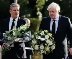  ?? FOTO: AFP/RITZAU SCANPIX ?? Keir Starmer, formanden for Labour, og premiermin­ister Boris Johnson lagde i går blomster ved gerningsst­edet for drabet på David Amess.