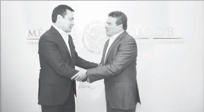  ??  ?? Derechos humanos, labor docente, comunidade­s indígenas, protección civil y cultura cívica fueron algunos de los temas abordados por el secretario de Gobernació­n, Miguel Ángel Osorio Chong, y Juan Díaz de la Torre, presidente del SNTE ■ Foto La Jornada