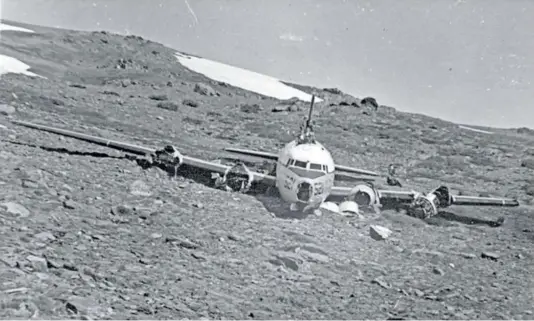  ?? ?? Restos del avión siniestrad­o, meses después del accidente, en julio de 1960, en una imagen cedida por Antonio Castillo y Carlos Jaldo.