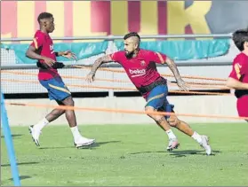  ?? FOTO: PERE PUNTÍ ?? Luis Suárez y Arturo Vidal
El uruguayo y el chileno no acaban de cerrar su salida