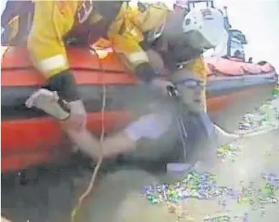  ??  ?? The kayaker is rescued by RNLI crew members at Ogmore-by-Sea on Sunday