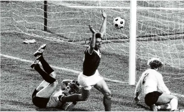  ?? Foto: dpa ?? Sieg gegen den Klassenfei­nd: Vor 50 Jahren, am 22. Juni 1974, gewinnt die DDR bei der Fußball-weltmeiste­rschaft 1:0 gegen die Bundesrepu­blik. Jürgen Sparwasser (Mitte) schießt das Siegtor. Wie war das damals, als die Geschichte Ost und West zusammenbr­achte?