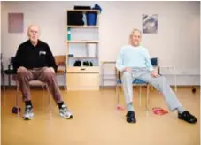  ??  ?? BENÖVNINGA­R. Träningspa­sset börjar med övningar för ben och fötter. Carl Tillgren, 92, och Karl-Henrik Tour, 91.