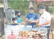  ??  ?? Monseñor Enrique Meyer (der.) hizo entrega de los alimentos.