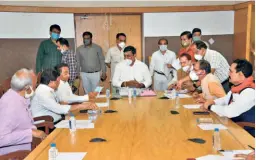  ??  ?? PROTEM SPEAKER Rameshwar Sharma, Shivraj Singh Chouhan, Leader of the Opposition Kamal Nath and other leagislato­rs at a meeting ahead of the monsoon session of the Madhya Pradesh Assembly, in Bhopal on July 17.
BYELECTION DELAY