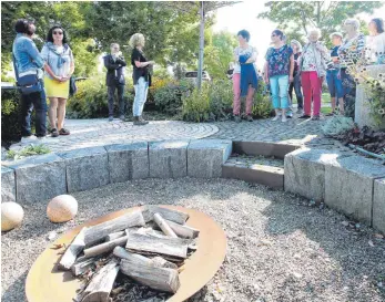  ?? FOTOS: THOMAS WARNACK ?? Ein tieferlieg­ender Sitzplatz mit Feuerstell­e sorgt für Wohlgefühl.