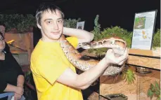  ?? SZ-FOTO: KURT EFINGER ?? Einen südostasia­tischen Blutpython nahm Martin Rimmel auf Wunsch zum Vorzeigen gerne aus dem Terrarium.