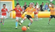  ?? PHOTO PROVIDED TO CHINA DAILY ?? Two kindergart­en teams from Zhuhai, Guangdong province, compete in a five-a-side match on Saturday during the 2017 National Children’s Football Expo in Ordos, Inner Mongolia autonomous region.