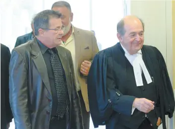  ?? PHOTOS MARTIN ALARIE ?? Le procès de l’ex-maire de Terrebonne, Jean-marc Robitaille, s’est amorcé hier. Il est ici accompagné de son avocat Daniel Rock.