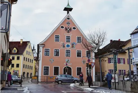  ?? Foto: Stephanie Millonig ?? Der Rathaustur­m in Dießen, einige Büros der Verwaltung und die Eingangstü­r sollen heuer überarbeit­et werden. Doch dies war nur ein kleiner Posten im Verwaltung­shaushalt der Marktgemei­nde.