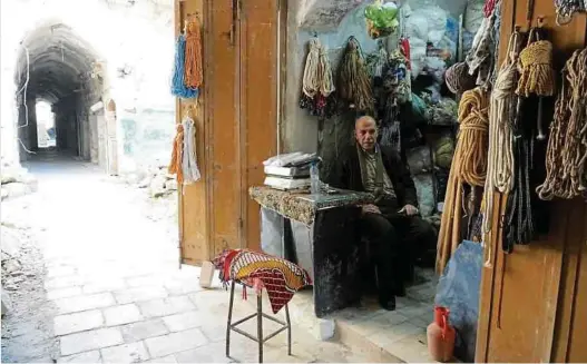  ?? Photo: Issa Touma ?? Un commerçant a rouvert un magasin dans le vieux souk d’alep, en voie de restaurati­on. Mais les sanctions économique­s pèsent lourdement sur la population aussi.