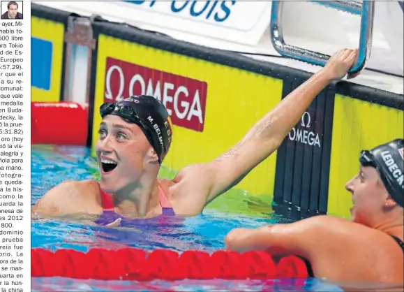  ??  ?? ASOMBRADA. Mireia, al ver el tiempo y la medalla en el vídeo marcador, junto a Ledecky, que también se alegra y felicita a la española.