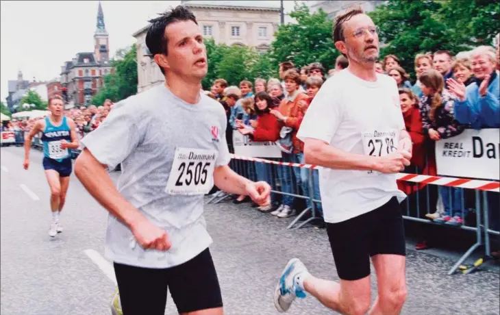  ?? ?? Kronprins Frederik (tv.) og hans underviser fra statskunds­kab, Erik Albaek (th.), fik beseglet deres venskab gennem maratonløb. Sammen gennemført­e de bl.a. Copenhagen Marathon i 1992 . Foto: Polfoto