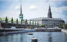 ?? FOTO: DANIEL COLE/AP ?? Die Alte Börse ist eines der ältesten Gebäude Kopenhagen­s, gelegen am Nyhavn.
