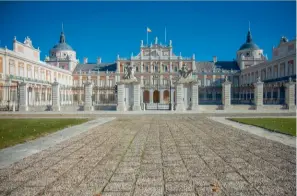  ??  ?? Le palais royal d’Aranjuez, près de Madrid, a été construit en 1587 par Philippe II, l’arrière-grand-père de Charles II. Il est toujours une des résidences de la famille régnante d’Espagne.