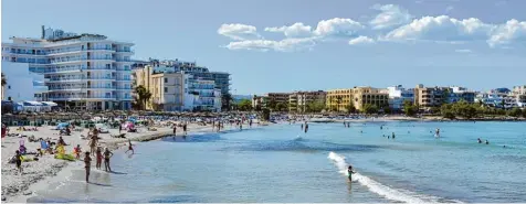  ??  ?? 4,5 Millionen deutsche Urlauber flogen vergangene­s Jahr nach Mallorca. Werden es in dieser Saison wieder so viele? Die Balearen Insel ist erneut stark gefragt.